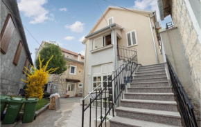 Beautiful Apartment In Sinj With Wifi